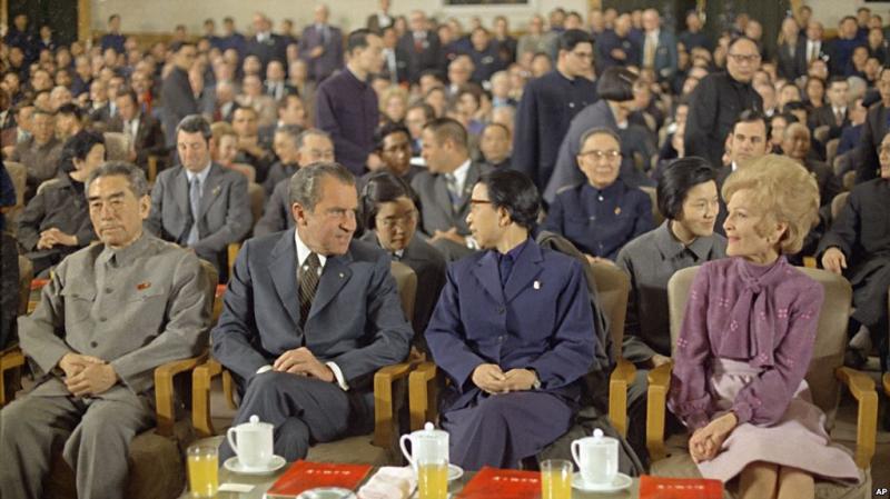 1972年2月28日，中国总理周恩来和毛泽东夫人江青在上海陪美国总统尼克松和夫人观看文艺演出。