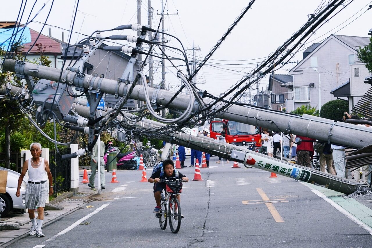 电气化高度发达的日本街头为什么有那么多电线杆？
